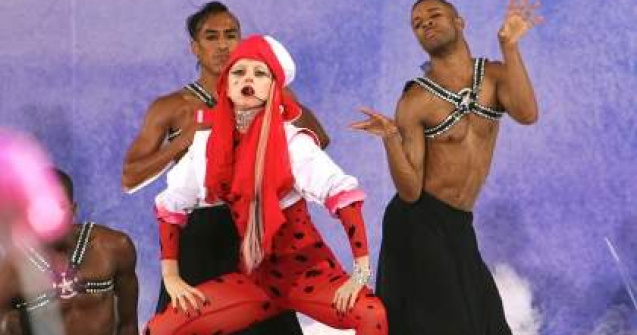 Lady Gaga invata sa faca surf