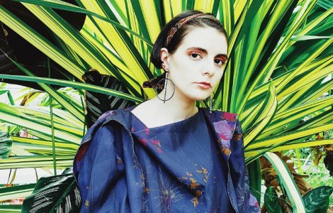 O cunoscuta bloggerita de moda din Romania s-a aruncat de la etajul sase