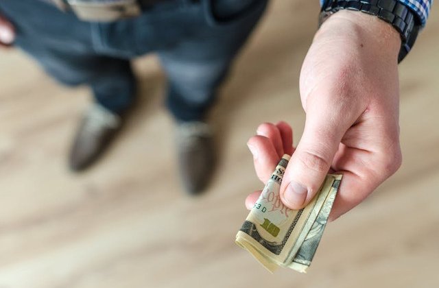 "In dorul de mai mult pierdem si ce avem". 10 citate memorabile despre lacomie