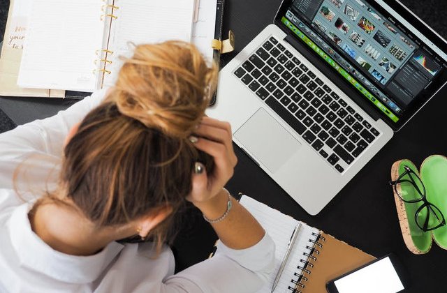 6 cele mai comune obiceiuri zilnice care iti pot declansa dureri de cap