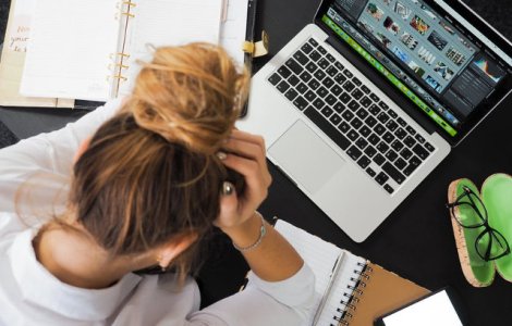  Top  6 cele mai comune obiceiuri zilnice care iti pot declansa dureri de cap