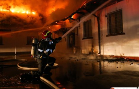 ISUBIF: Incendiu la acoperisul Scolii nr. 124 din sectorul 5 al Capitalei; institutia nu are autorizatia de securitate