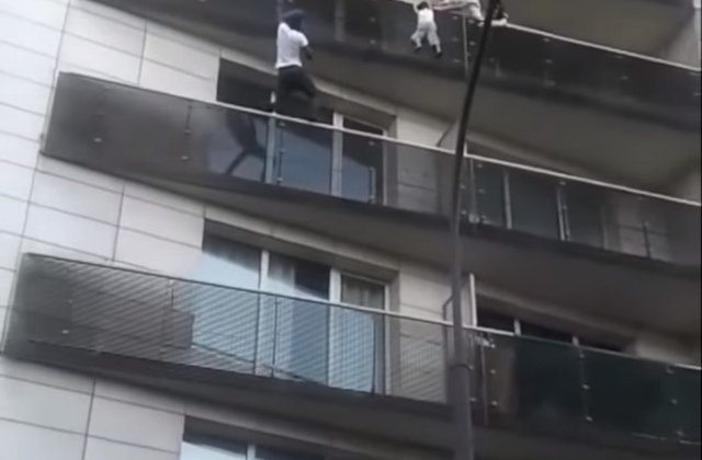 Emmanuel Macron i-a promis eroului din Paris ca va deveni cetatean francez si va ajunge in departamentul de pompieri