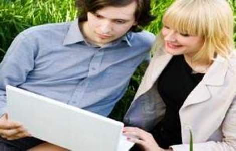 Tot mai multi romani se imprietenesc pe internet