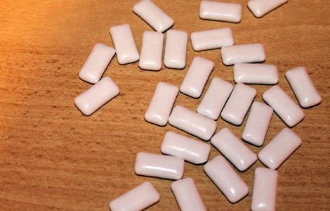 Studiu: Guma de mestecat folosita in timpul mersului pe jos, un aliat al barbatilor supraponderali