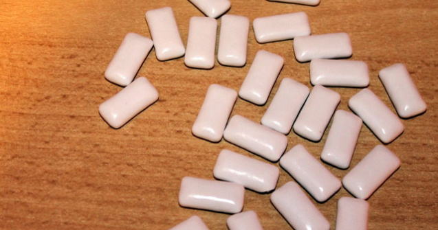 Studiu: Guma de mestecat folosita in timpul mersului pe jos, un aliat al barbatilor supraponderali