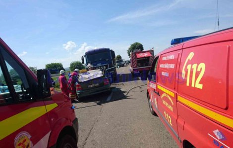 Un barbat din Botosani a murit dupa ce a intrat cu masina sub un camion