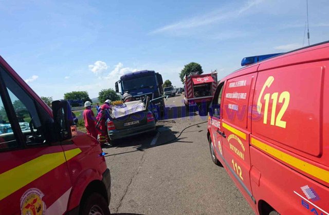 Un barbat din Botosani a murit dupa ce a intrat cu masina sub un camion