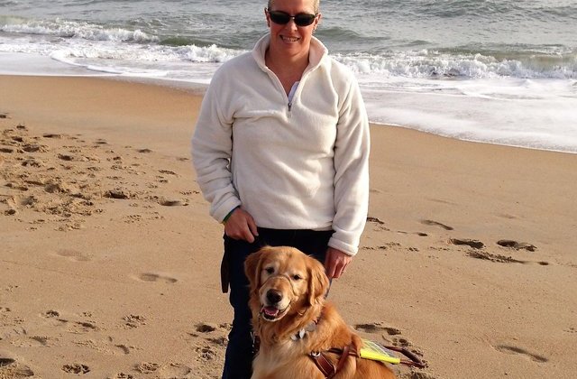 Reactia unei femei oarbe care isi vede pentru prima oara cainele / VIDEO