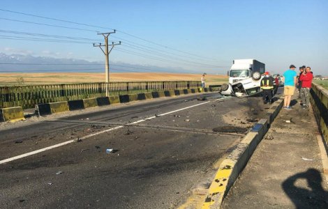Accident grav pe DN1. Doua autoturisme s-au izbit frontal