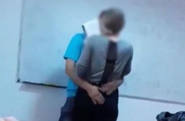 Un profesor de liceu a fost surprins sarutand o eleva in sala de clasa a unui liceu din Sighetu Marmatiei/ VIDEO