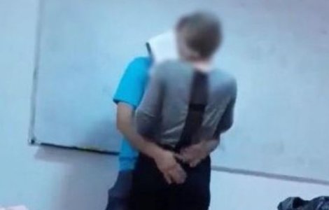 Un profesor de liceu a fost surprins sarutand o eleva in sala de clasa a unui liceu din Sighetu Marmatiei/ VIDEO