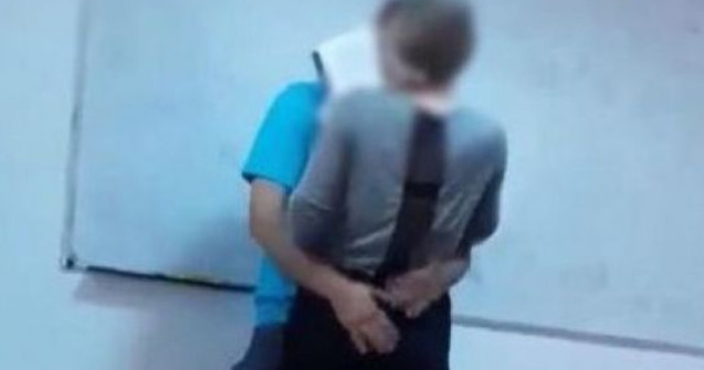 Un profesor de liceu a fost surprins sarutand o eleva in sala de clasa a unui liceu din Sighetu Marmatiei/ VIDEO