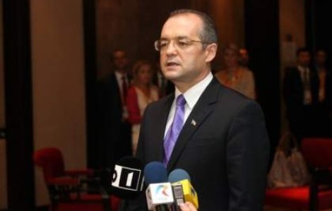 Emil Boc, asaltat de damboviteni