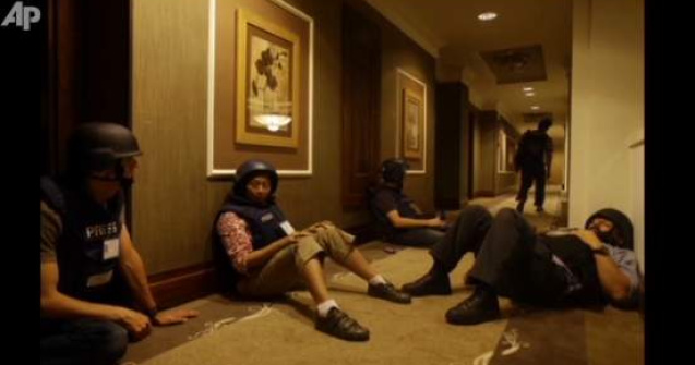  Video  Situatie disperata: Jurnalisti tinuti ostatici de trupele pro-Gaddafi