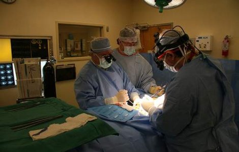 Se intampla in Oradea: Un medic testa operatii pe pacienti pentru 2 companii straine