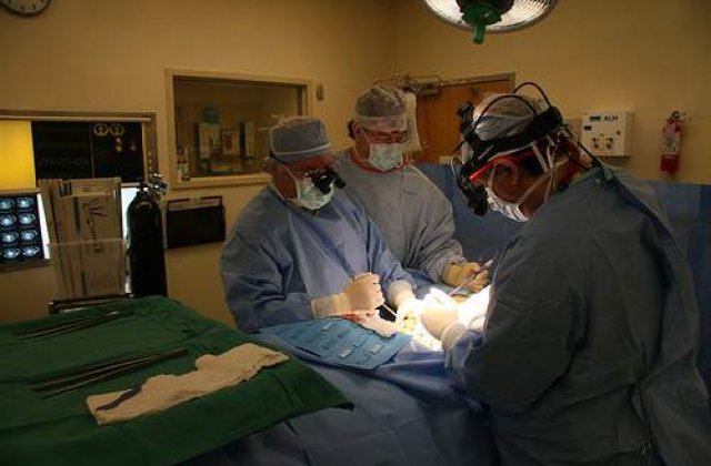 Se intampla in Oradea: Un medic testa operatii pe pacienti pentru 2 companii straine