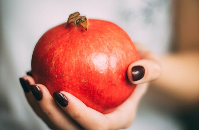 Elixir natural pentru piele: 10 proprietati ale rodiilor despre care nu stiai