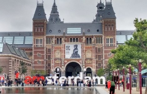 Amsterdam ameninta cu amenzi severe turistii prea petrecareti