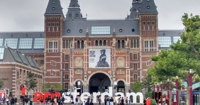 Amsterdam ameninta cu amenzi severe turistii prea petrecareti