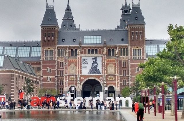 Amsterdam ameninta cu amenzi severe turistii prea petrecareti