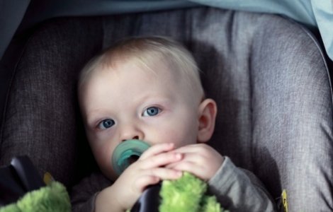 Studiu: Copiii lasati in masinile expuse la soare pot deceda in doar o ora