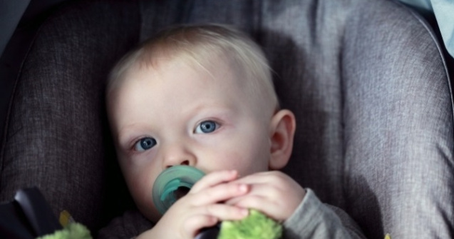 Studiu: Copiii lasati in masinile expuse la soare pot deceda in doar o ora