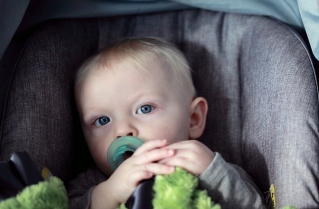 Studiu: Copiii lasati in masinile expuse la soare pot deceda in doar o ora