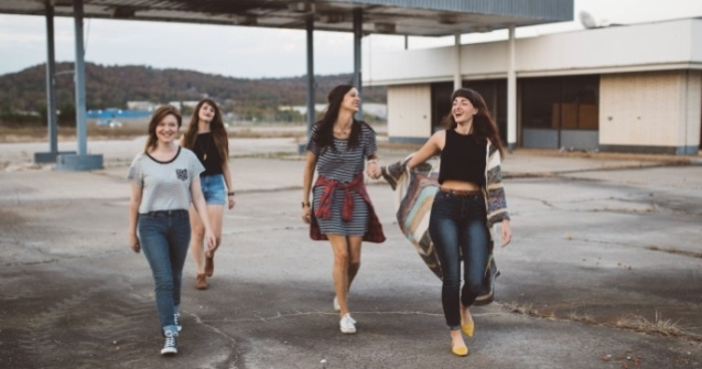 Sondaj: Peste jumatate dintre tinerii din Romania se simt fericiti in orasul in care locuiesc