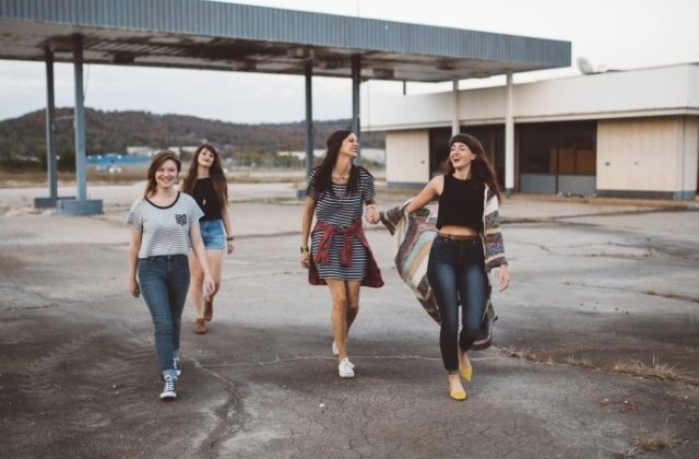 Sondaj: Peste jumatate dintre tinerii din Romania se simt fericiti in orasul in care locuiesc