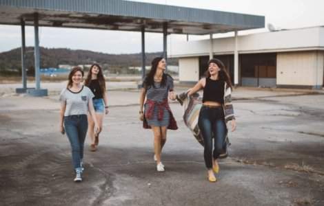 Sondaj: Peste jumatate dintre tinerii din Romania se simt fericiti in orasul in care locuiesc