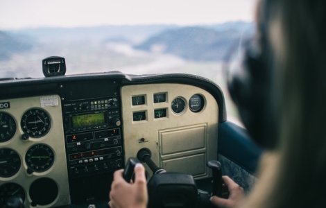 MApN: Un pilot militar roman a decedat in Franta