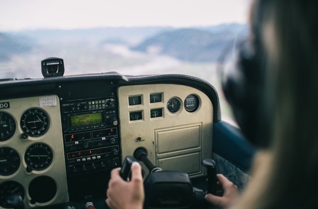 MApN: Un pilot militar roman a decedat in Franta