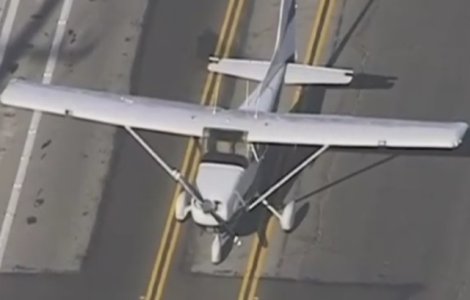 O tanara fara experienta a reusit o aterizare de urgenta pe o sosea aglomerata din California/ VIDEO