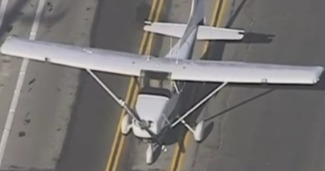 O tanara fara experienta a reusit o aterizare de urgenta pe o sosea aglomerata din California/ VIDEO