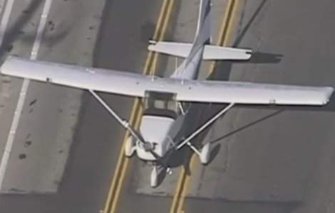 O tanara fara experienta a reusit o aterizare de urgenta pe o sosea aglomerata din California/ VIDEO