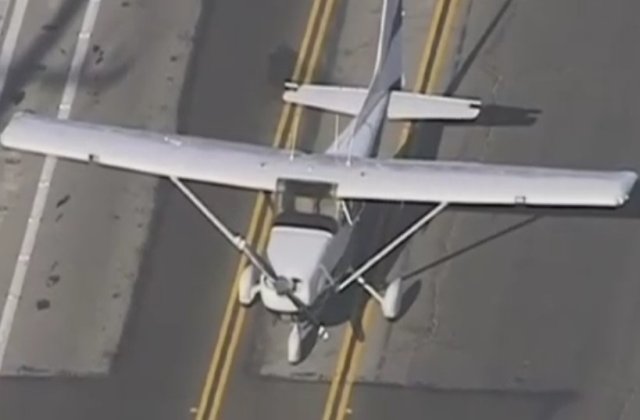 O tanara fara experienta a reusit  o aterizare de urgenta pe o sosea aglomerata din California/ VIDEO