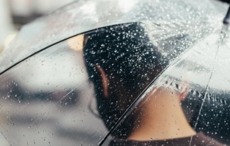 Ploi torentiale la nivelul intregii tari, pana luni seara