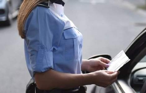 Agenta de politie de la Brigada Rutiera a Capitalei, acrosata de o masina care ar fi incercat sa treaca pe rosu