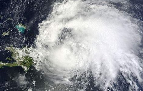  Top  Vine uraganul: Spitale si aziluri evacuate, Marina isi muta navele