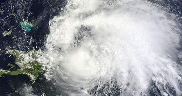  Top  Vine uraganul: Spitale si aziluri evacuate, Marina isi muta navele