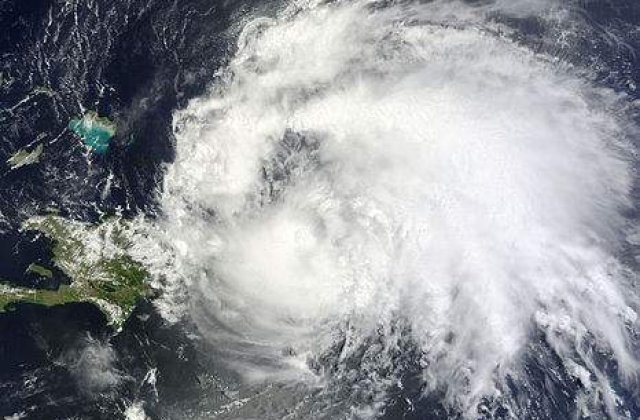 Vine uraganul: Spitale si aziluri evacuate, Marina isi muta navele