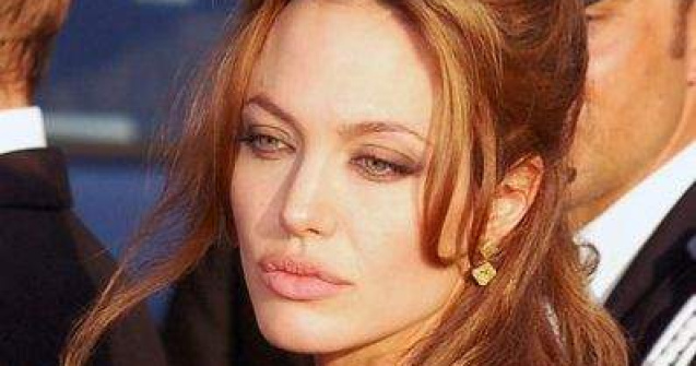 Ce cauta Angelina Jolie la procesul unui dictator congolez?