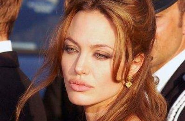 Ce cauta Angelina Jolie la procesul unui dictator congolez?