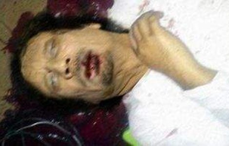Vanatori de recompense? Fotografii cu Gaddafi mort pe internet