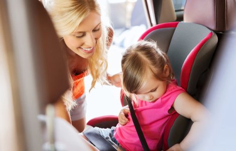 Studiu: 59% dintre parinti nu monteaza corect scaunul auto pentru copil