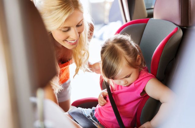 Studiu: 59% dintre parinti nu monteaza corect scaunul auto pentru copil