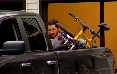 Barbatul de 30 de ani dat in judecata de parinti a decis sa plece