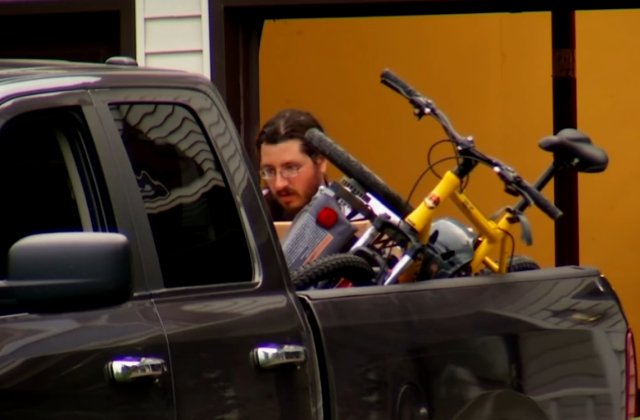 Ce s-a intamplat cu barbatul de 30 de ani dat in judecata de parinti pentru ca nu voia sa plece de acasa