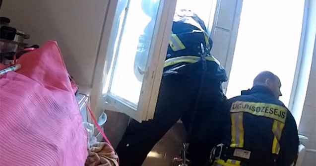 Un pompier salveaza o femeie de la sinucidere: timp uimitor de reactie